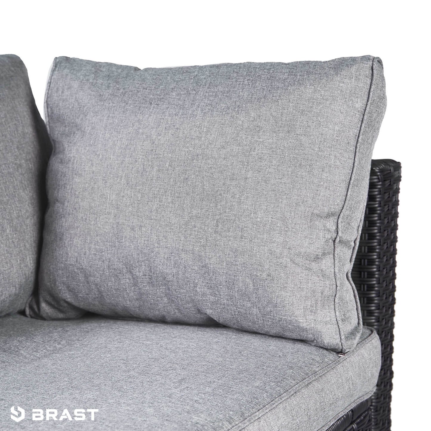 Schwarzes Rattan Lounge Gartenmöbel Set mit grauem Polsterkissen, gemütliches Loungemöbel.