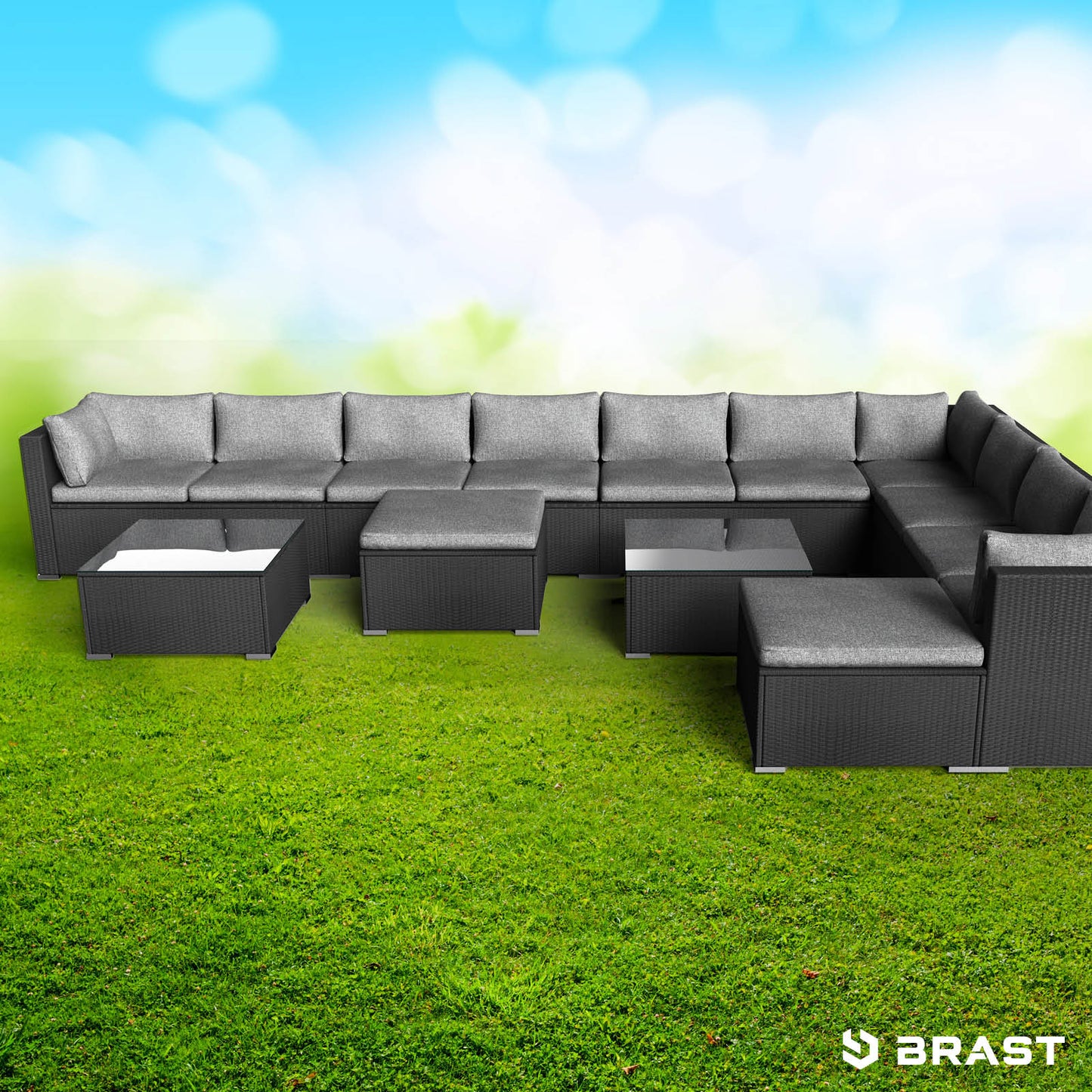 Schwarzes XXL Polyrattan Loungemöbel Set mit grauen Kissen, große Lounge Gartenmöbel auf Gras.