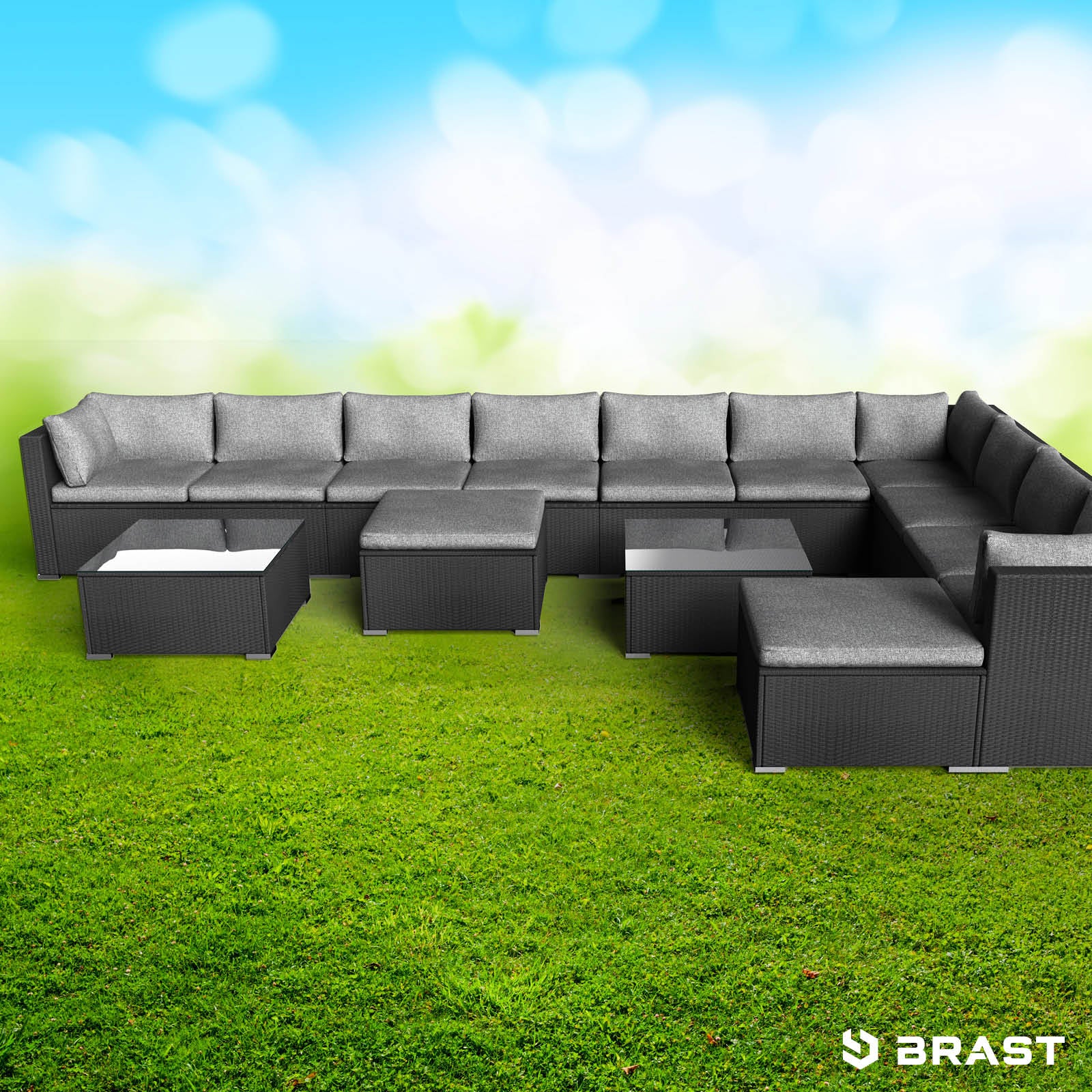 Schwarzes XXL Polyrattan Loungemöbel Set mit grauen Kissen, große Lounge Gartenmöbel auf Gras.
