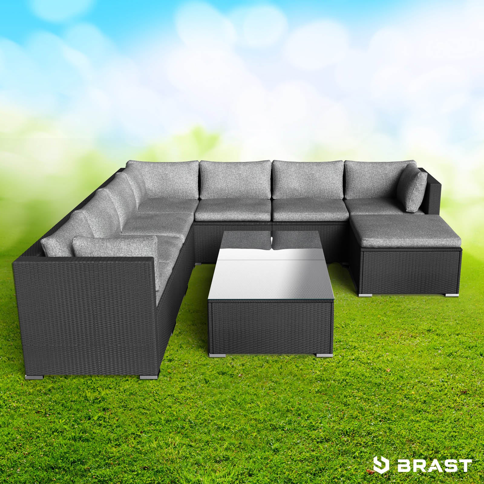 Schwarzes XL Polyrattan Loungemöbel Set mit grauen Kissen, Lounge Gartenmöbel mit Rattan Lounge Design auf grünem Rasen.
