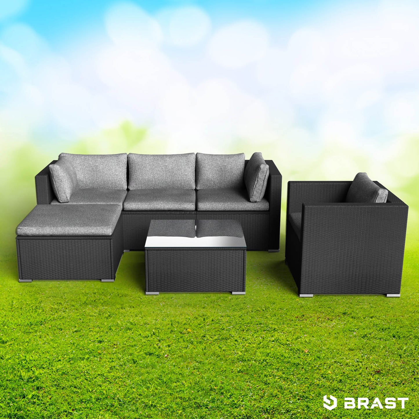 Schwarzes Rattan Lounge Gartenmöbel Set mit grauen Polsterkissen, Loungemöbel Set auf grünem Rasen.