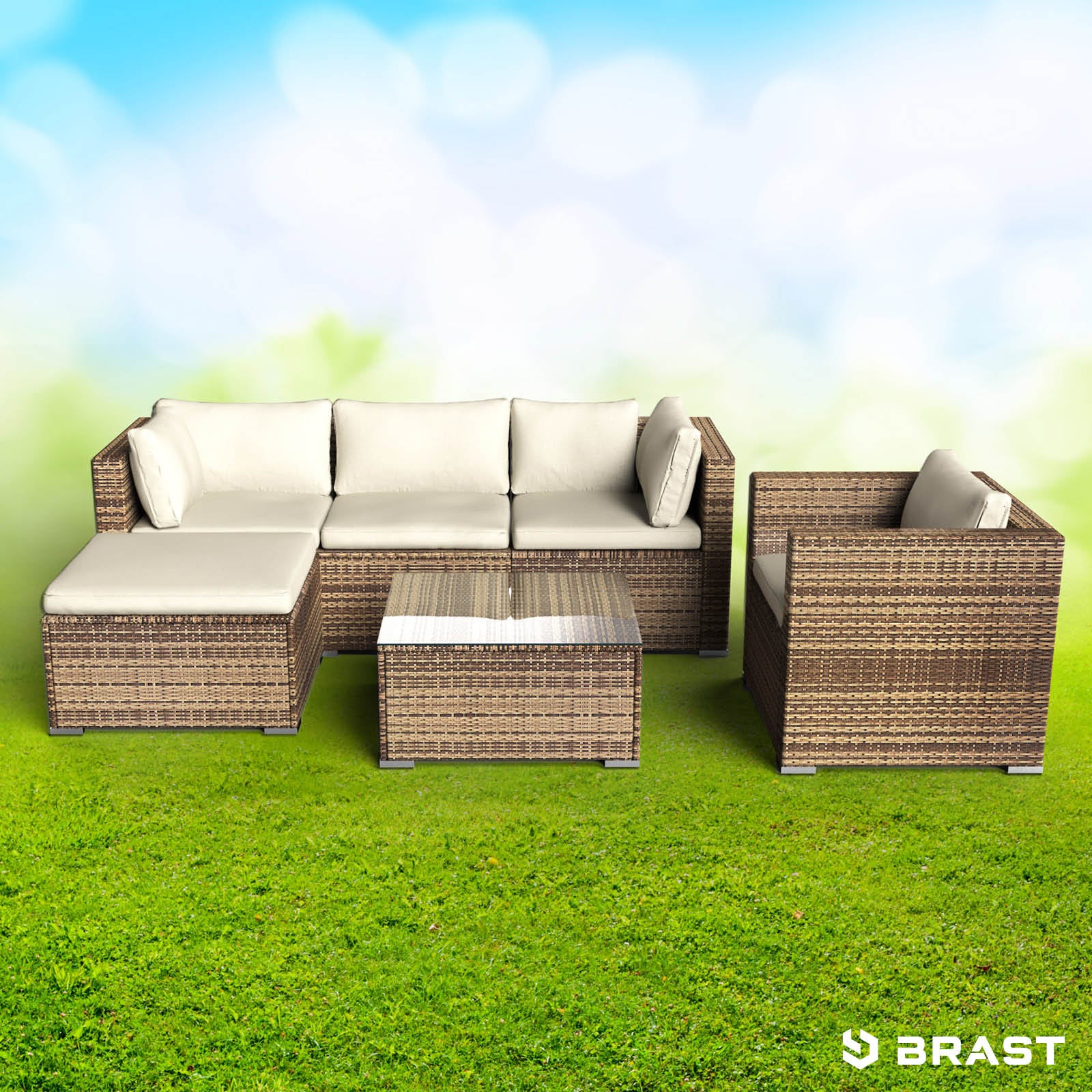 Braunes Rattan Lounge Gartenmöbel Set mit cremefarbenen Kissen, bestehend aus Sofa, Sessel und Tisch, Loungemöbel Set.