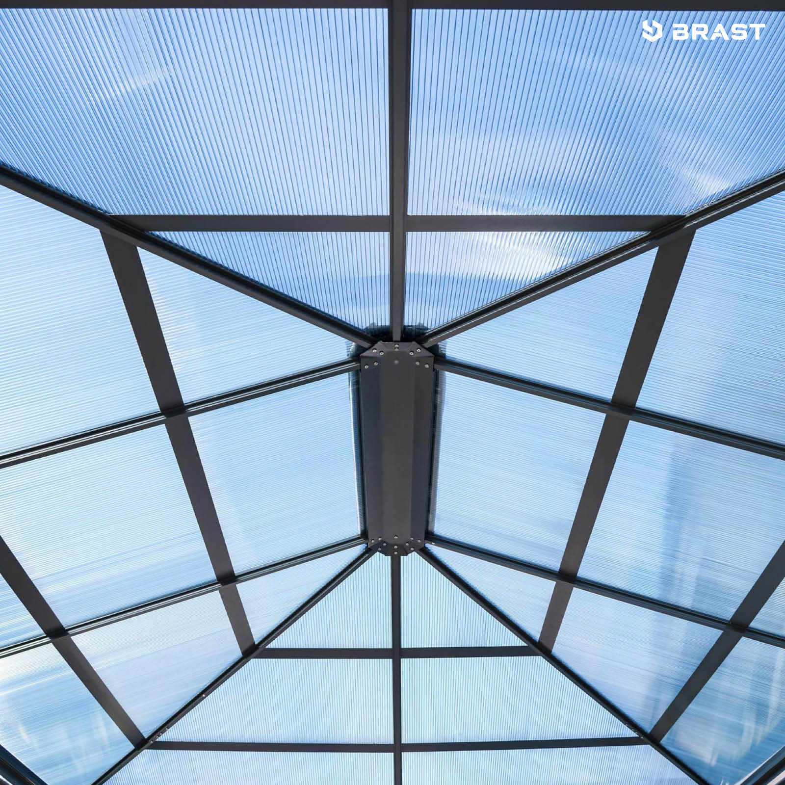 Grau lackiertes Aluminium-Dachgerüst eines Pavillons mit transparenten Polycarbonat-Platten und LED-Leiste in der Mitte.