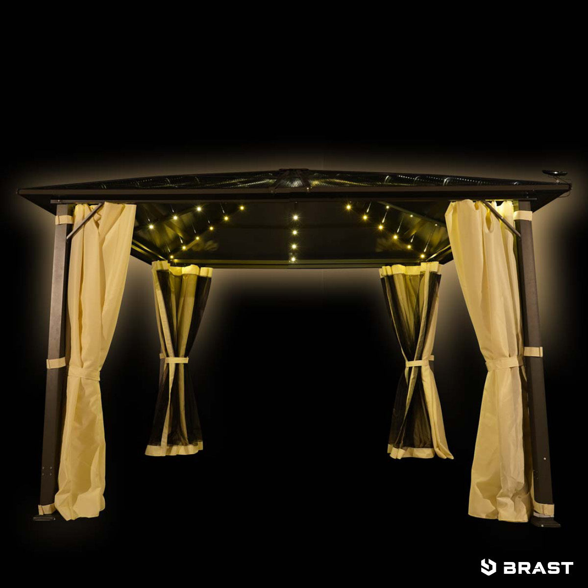 Beiger Aluminium-Gartenpavillon 3x3m mit LED-Lichterketten und halb geöffneten Vorhängen.