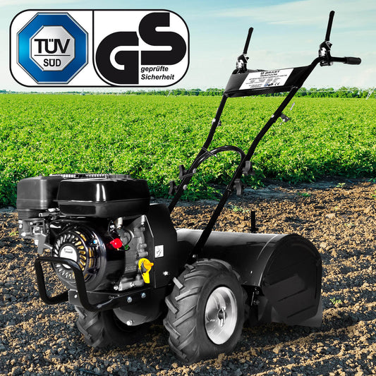 Schwarze Benzin Gartenfräse mit großem Motor, robusten Reifen und Motorhacke Pflug für Bodenlockerung.