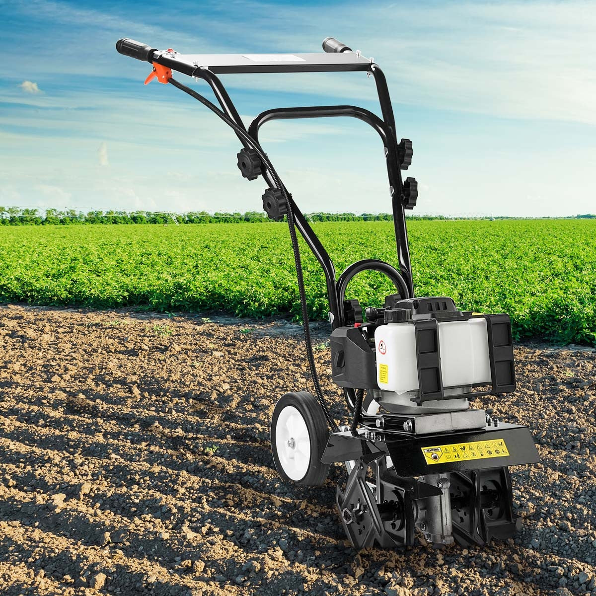 Schwarze Benzin Motorhacke mit robustem Motor, weißen Rädern und Griffen, Gartenfräse Bodenfräse Pflug.