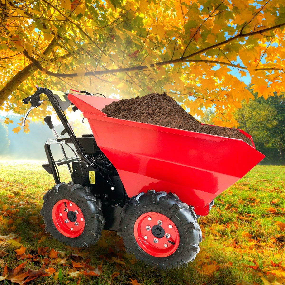 Rote Benzin Motorschubkarre mit schwarzem Rahmen und groben Reifen, gefüllt mit Erde, herbstlicher Hintergrund.