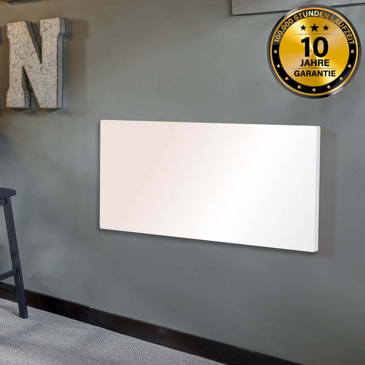 Weiße, flache Wand-Infrarotheizung mit glatter Oberfläche und rechteckigem Design.