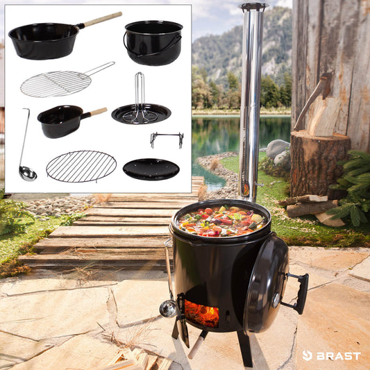 Schwarzer Eintopfofen mit Holzfeuer, Edelstahlrohr und 8-teiligem Grillzubehör-Set auf Steinboden.