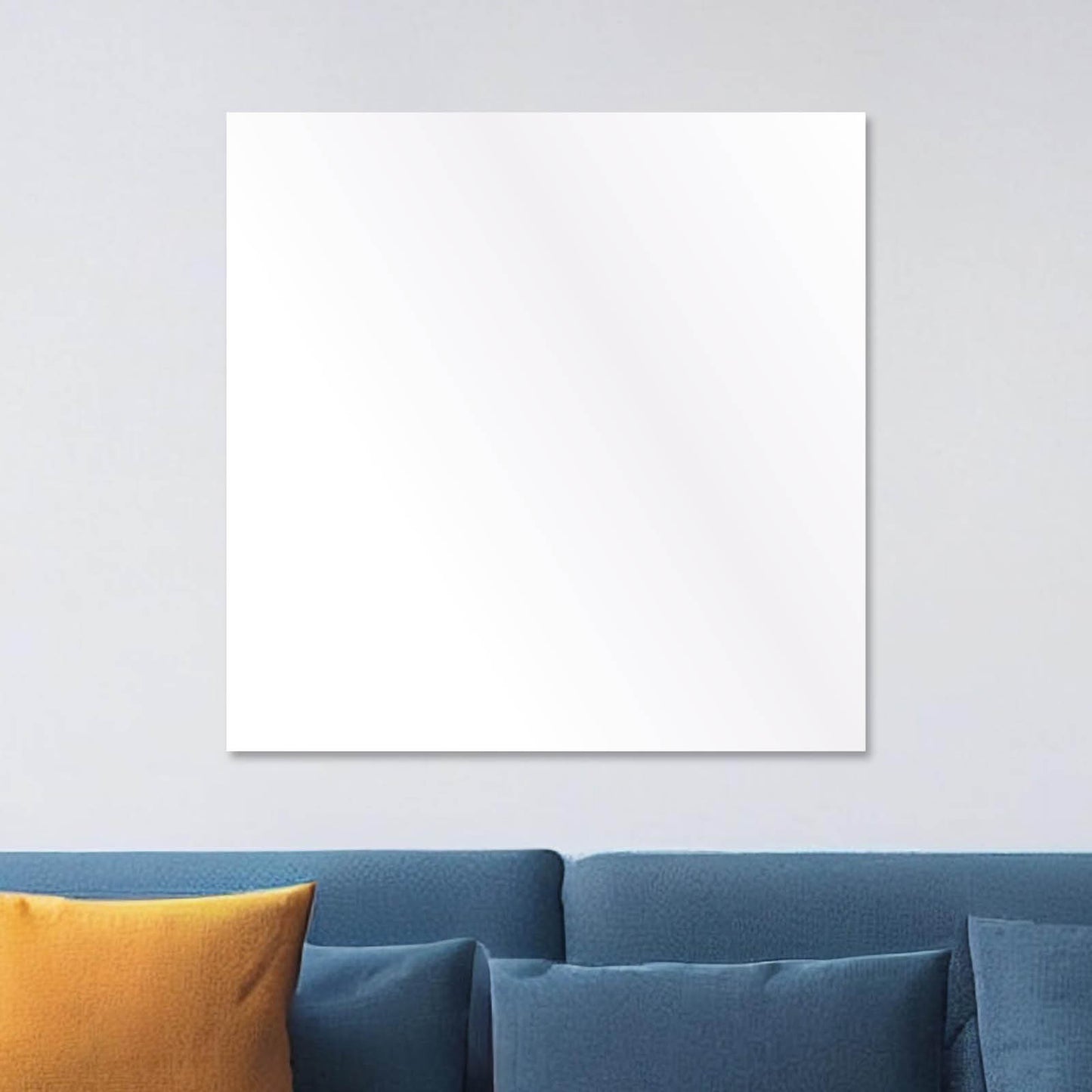 Weiße quadratische Hybrid Infrarotheizung auf hellgrauer Wand über blauem Sofa mit orangefarbenem Kissen.