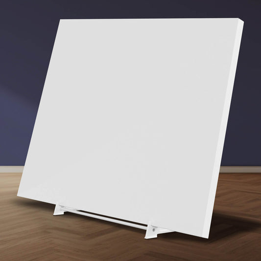 Weiße, flache Infrarotheizung als Standgerät mit minimalistischem Design und Thermostat.