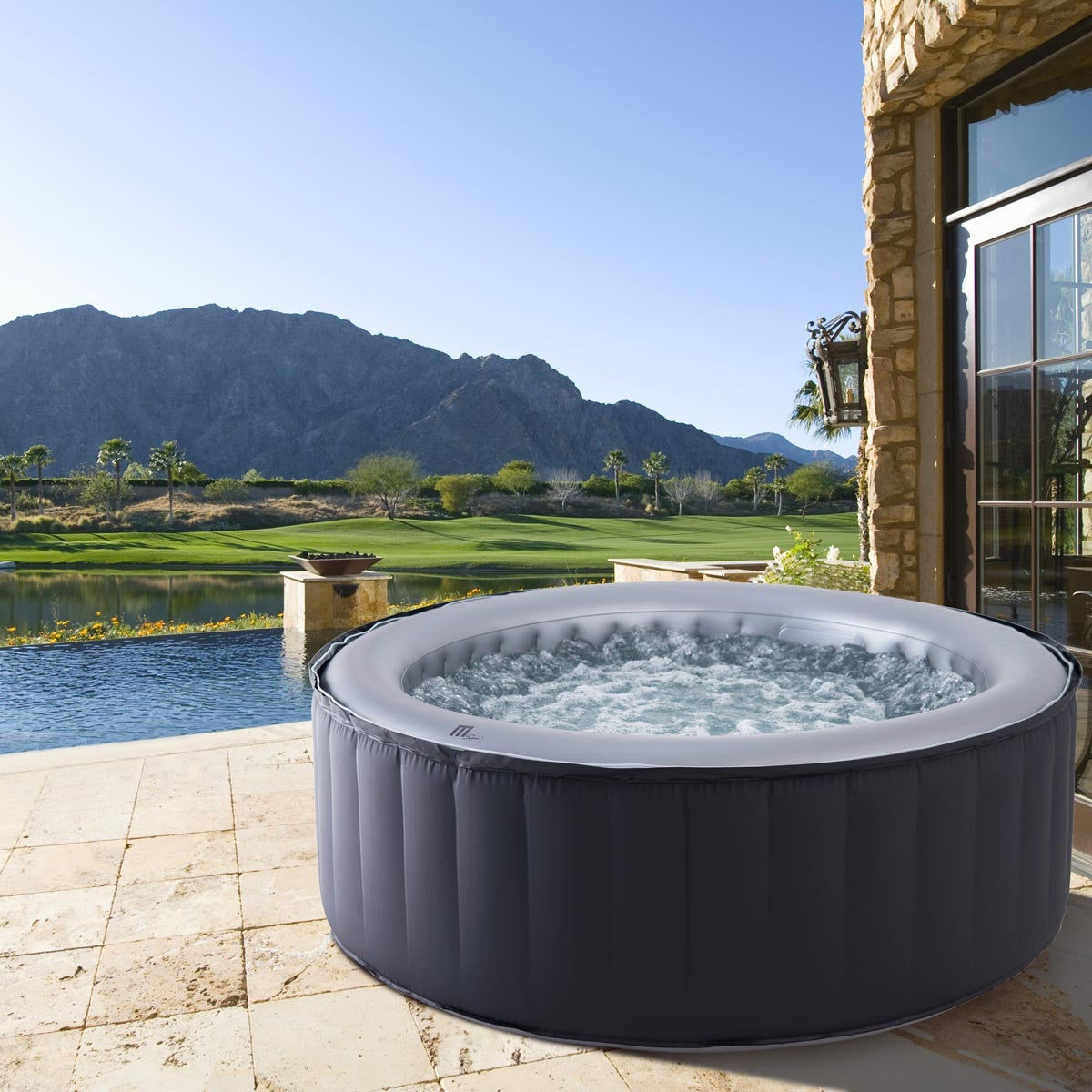 Aufblasbarer Whirlpool Outdoor mit fester Außenwand in Grau auf Terrasse mit Bergblick, Garten Jacuzzi.