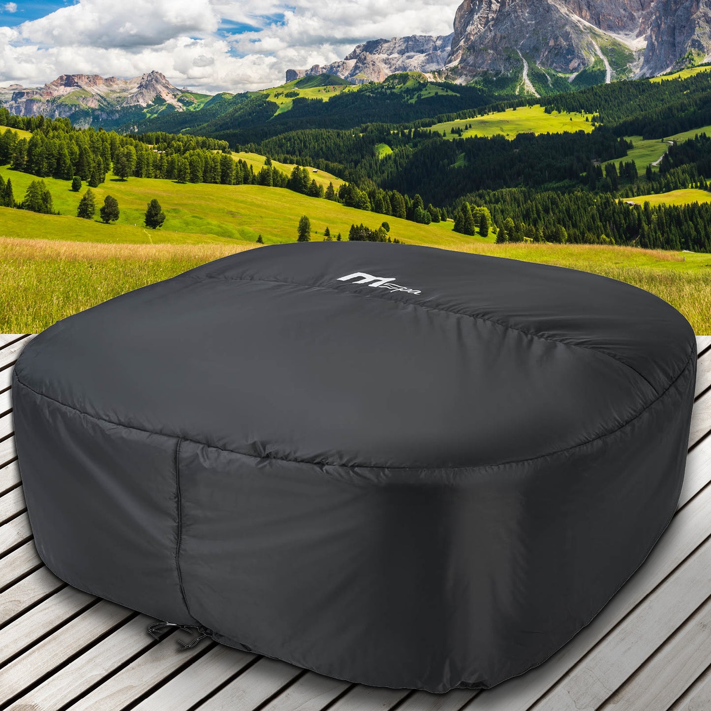 Schwarze Thermoabdeckung quadratisch für 6-Personen-Whirlpool, Outdoor-Holzterrasse, Bergpanorama im Hintergrund.
