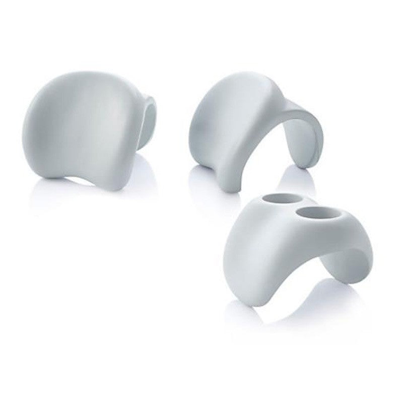 Zwei graue ergonomische Nackenkissen und ein doppelter Getränkehalter für Whirlpool aus weichem Material.